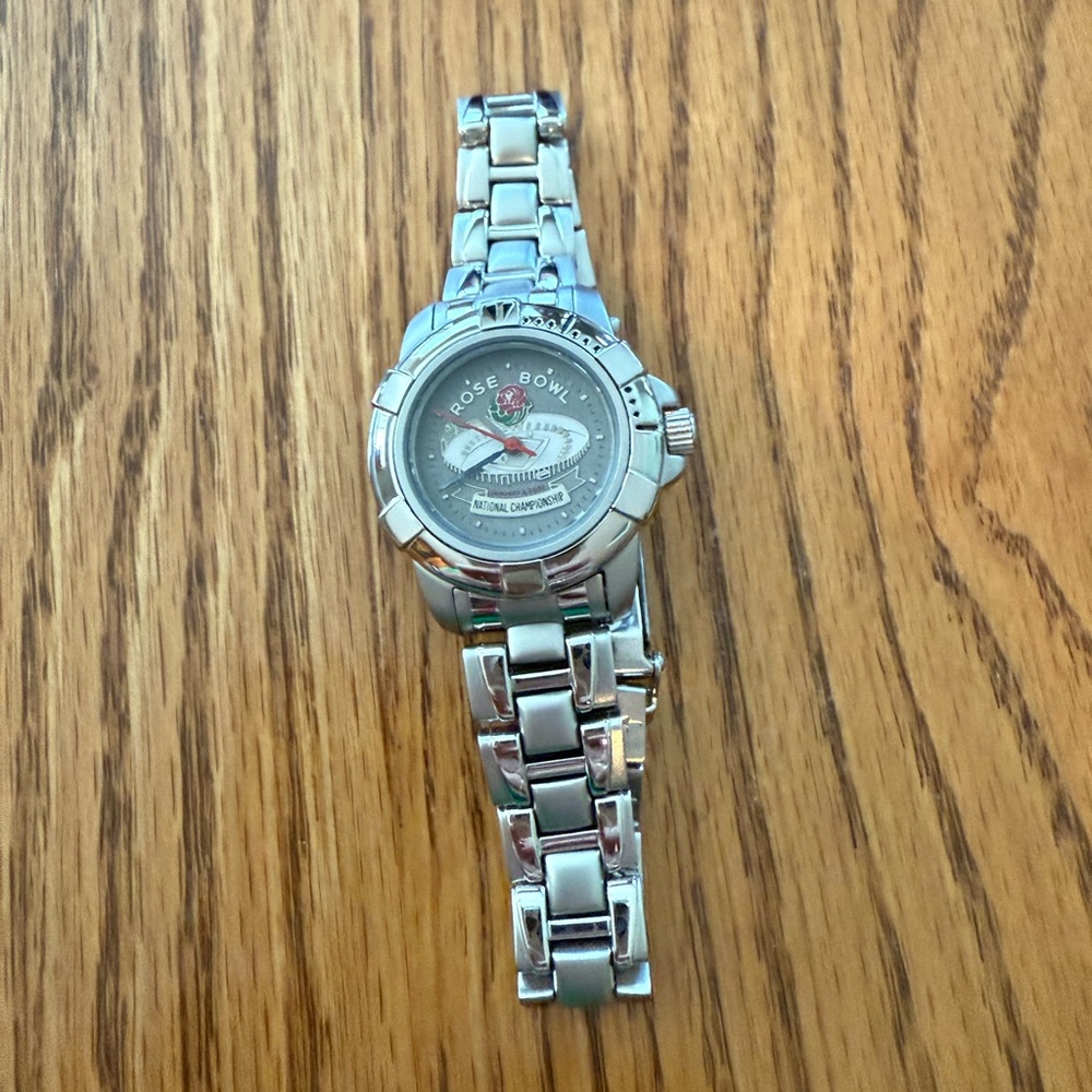 Elegant Silver Rose Bowl Watch